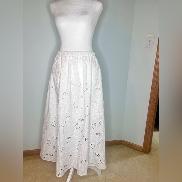H&M Dresses & Skirts - Elegant White Eyelet Skirt